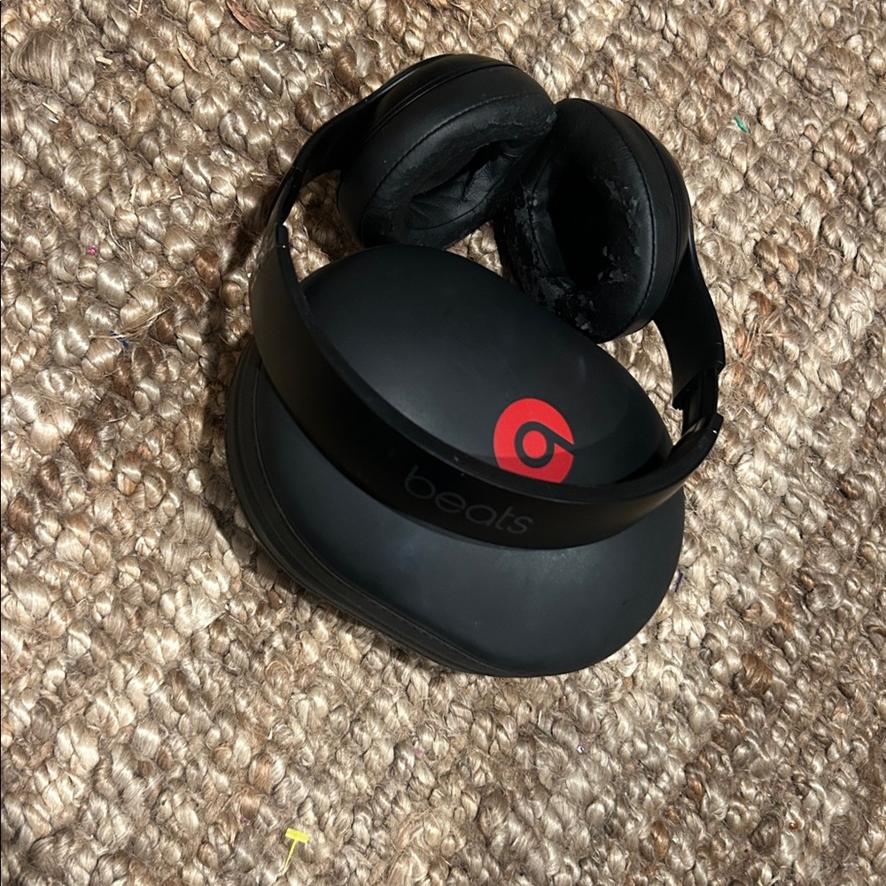 Beats Solo 3 Bluetooth Wireless Over-Ear Headphones - Picture 7 of 10
